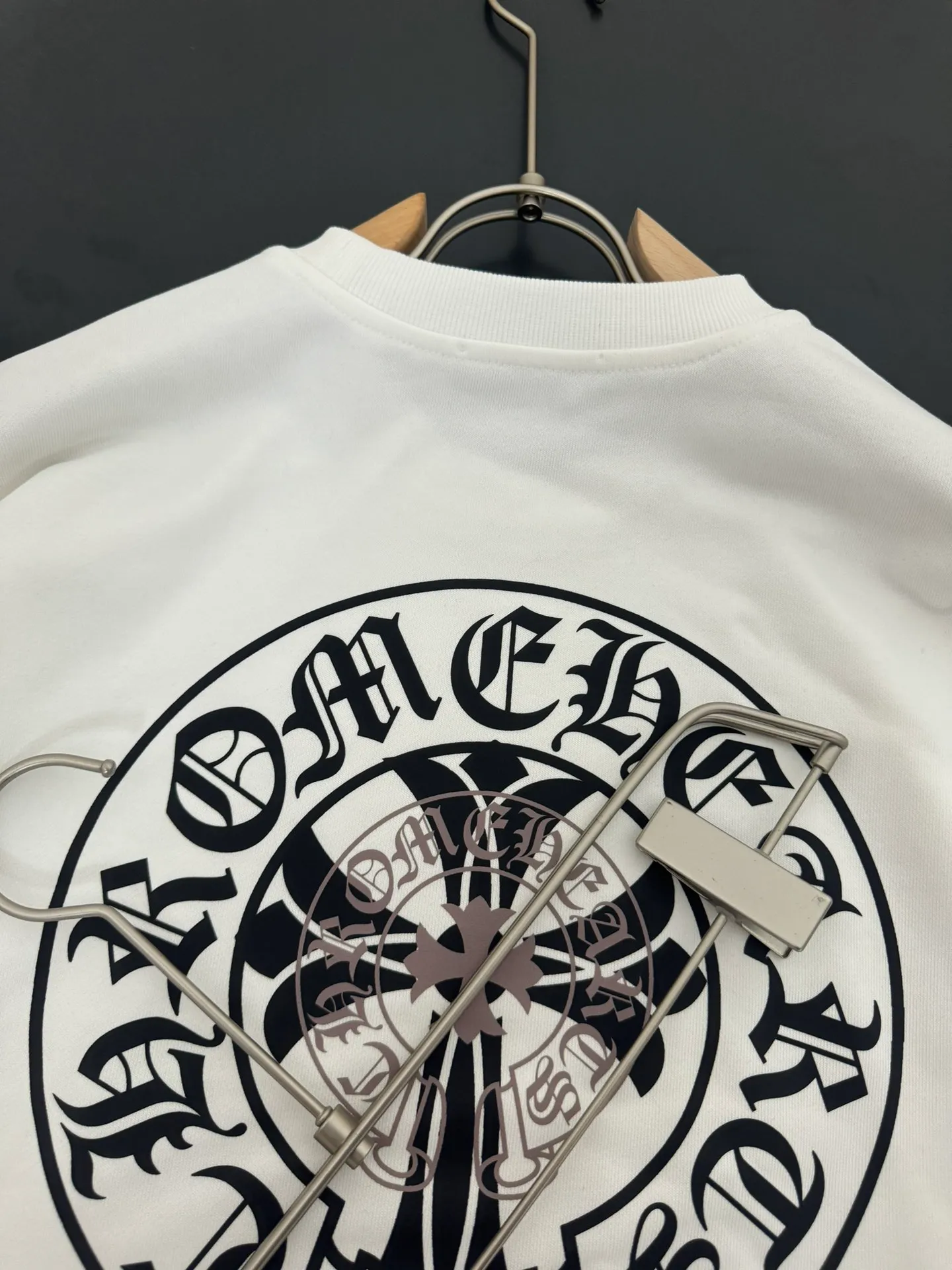 P230 Chrome Hearts*Chrome Hearts* The latest round-neck fashionable long-sleeved sweatshirt in autumn and winter, with printed logo design and 400 grams of pure cotton fabric! It is close to the skin and comfortable, durable and easy to wear. The original factory craftsmanship is meticulous. It is a must-have for casual wear. Size S M L XL XXL